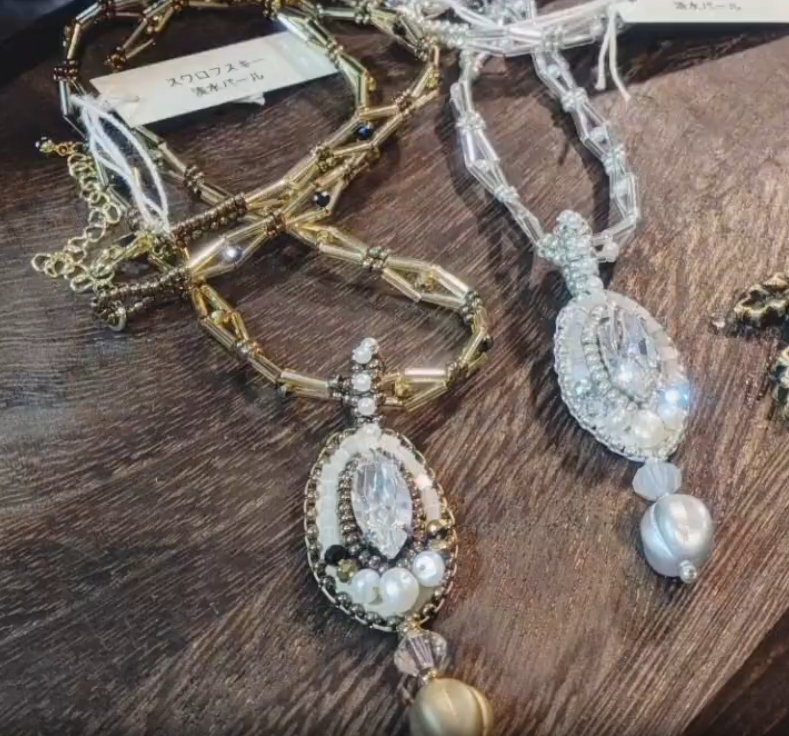 ☆天然石ビーズ刺繍アクセサリー展、シャポー本八幡にて好評開催中！