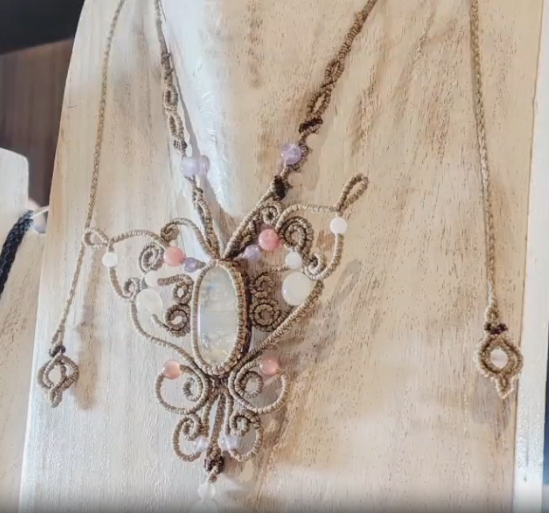 ☆天然石マクラメ編みアクセサリー展、シャポー本八幡にて好評開催中！