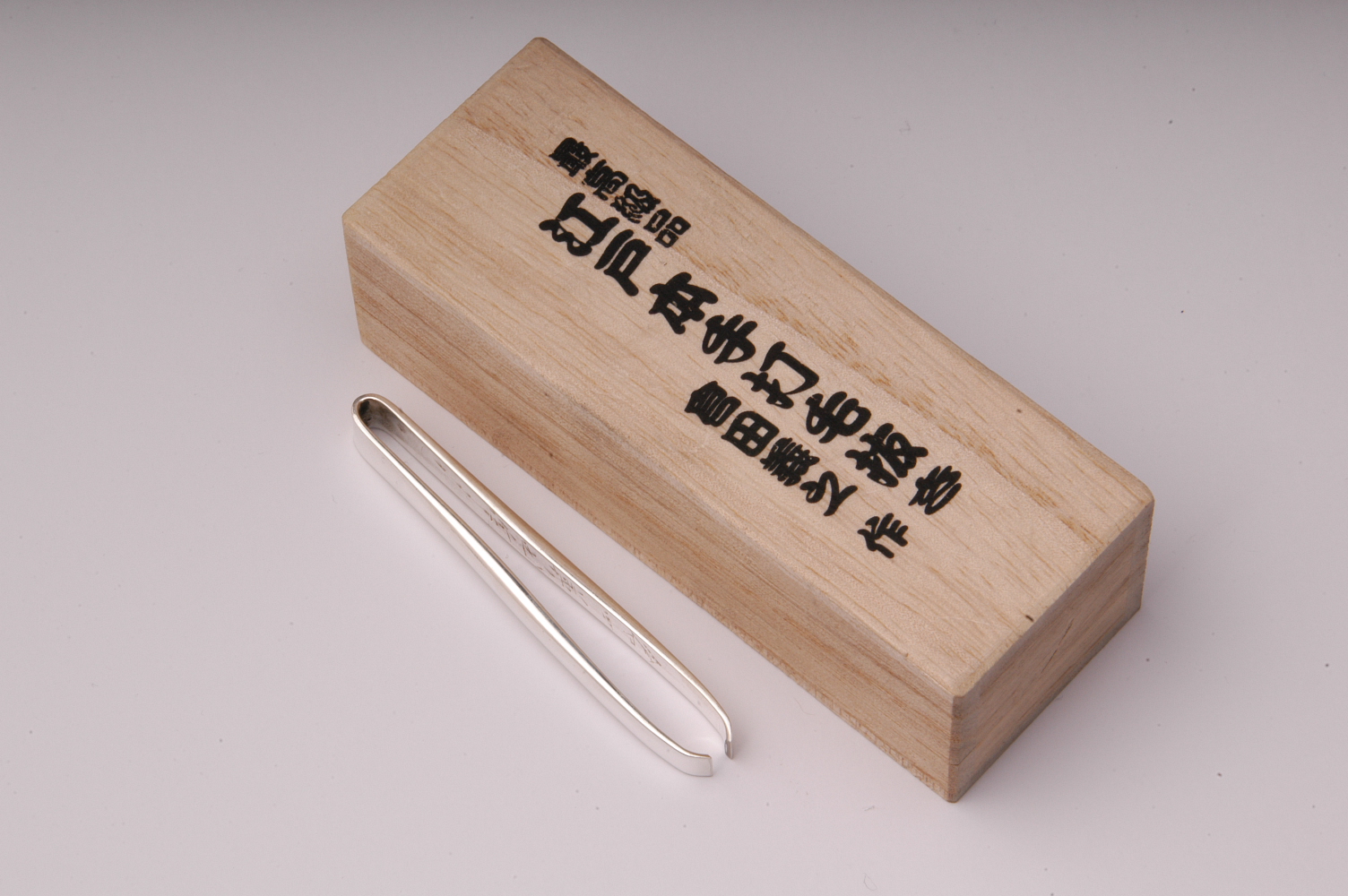 江戸本手打ち毛抜き：純銀・甲丸　【倉田製作所】 パッケージ写真