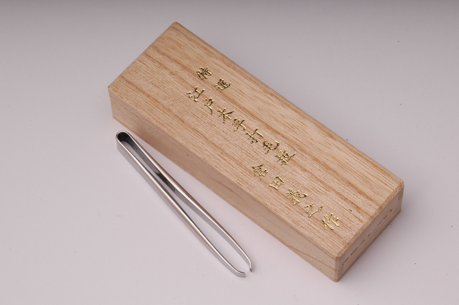 江戸本手打ち毛抜き：まゆ毛  牛皮ケースセット　【倉田製作所】 パッケージ写真