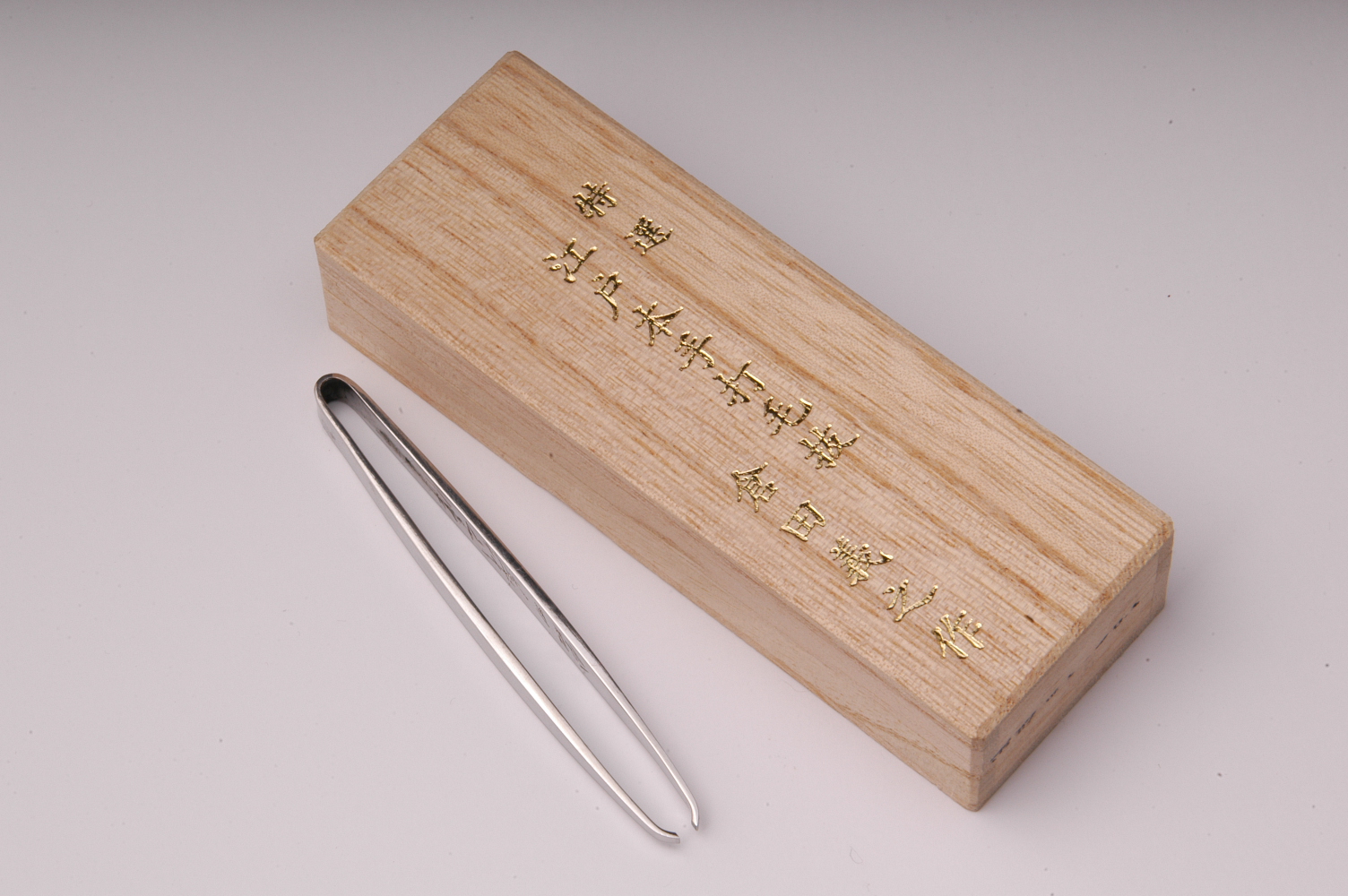 江戸本手打ち毛抜き：逆さまつげ  牛皮ケースセット　【倉田製作所】 パッケージ写真